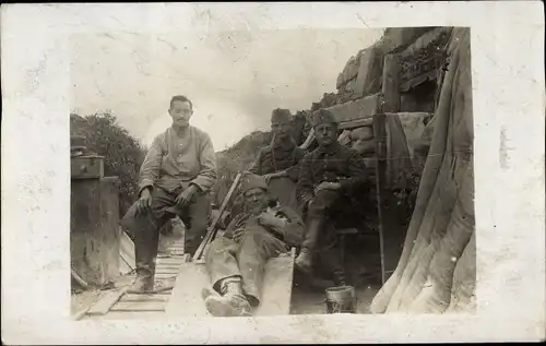 Foto Ak Deutsche Soldaten in Uniformen vor ihrem Unterstand