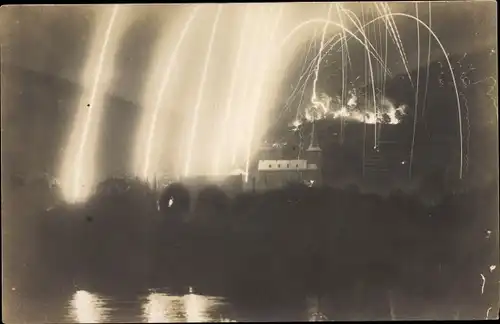 Foto Ak Feuerwerk über einem Ort, Kirche