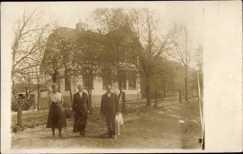 Foto Ak Hamburg Harburg Hausbruch Neugraben, Familie vor einem Wohnhaus