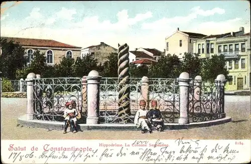 Ak Konstantinopel Istanbul Türkei, Hippodrome, La Colonne Serpentine, Kinder in Tracht