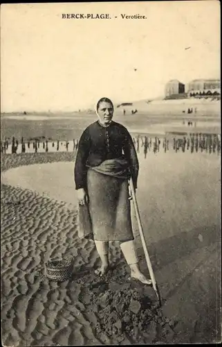 Ak Berck Plage Pas de Calais, Verotiere, Frau in Tracht am Strand