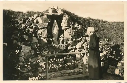 Ak Insel Borkum Ostfriesland, Grotte im Kinderheim St. Maria, Priester