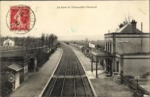 Ak Vernouillet Yvelines, La Gare de Vernouillet Verneuil, Bahnhof, Gleisseite