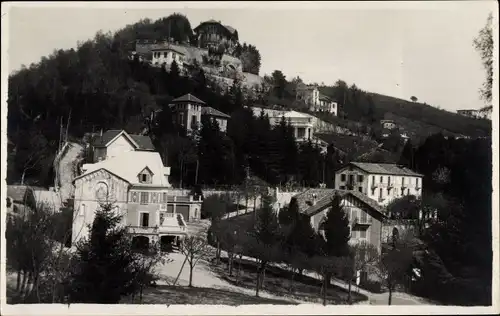 Foto Ak Italien, Ortschaft an einem Berghang