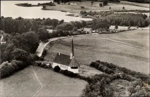 Ak Koppelsberg Plön am See Schleswig Holstein, Fliegeraufnahme der evangelischen Kapelle