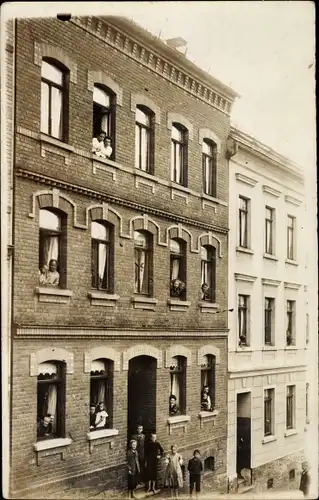 Foto Ak Göttingen in Niedersachsen, Elternhaus Rohns, Bewohner an den Fenstern, 1912