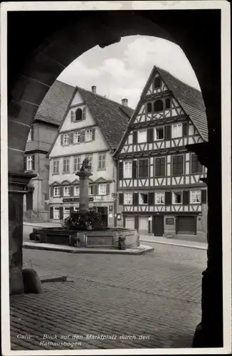 Ak Calw im Nordschwarzwald, Blick auf den Marktplatz durch den Rathausbogen