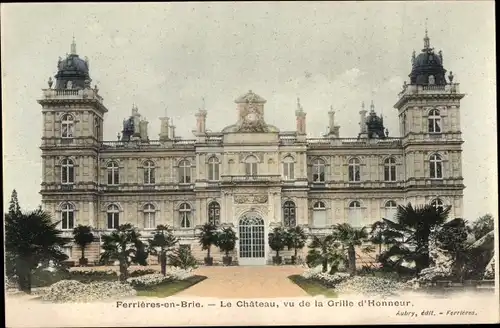 Ak Ferrieres en Brie Seine et Marne, Le Chateau, vu de la Grille d'Honneur