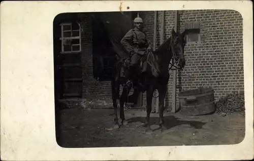 Foto Ak Deutscher Soldat in Uniform auf einem Pferd, Pickelhaube, I WK
