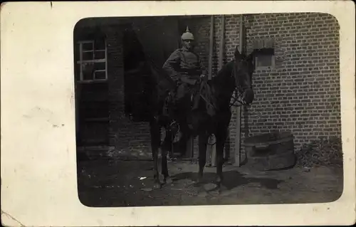 Foto Ak Deutscher Soldat in Uniform auf einem Pferd, Pickelhaube, I WK