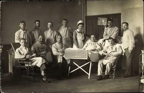 Foto Ak Soldaten im Lazarett, Krankenbett, Krankenschwester