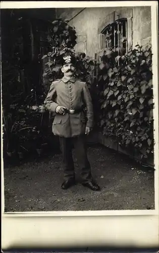 Foto Ak Deutscher Soldat in Uniform, Standportrait, Landwehr ?, I WK