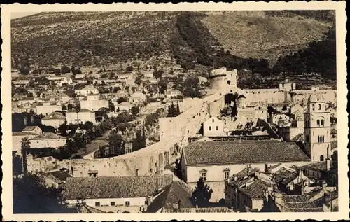 Ak Dubrovnik Kroatien, Blick auf den Ort, Stadtmauer