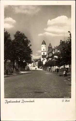Ak Bad Brambach im Vogtland, Straßenpartie, Blick zur Kirche