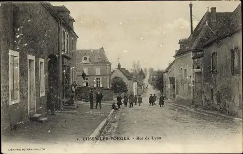 Ak Cussy les Forges Yonne, Rue de Lyon