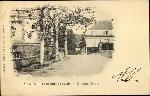 Ak Charny Yonne, Le chemin de ronde, Anciens fosses