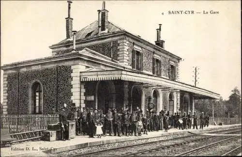 Ak Saint Cyr l'Ecole Yvelines, La Gare, vue interieure, französische Soldaten, Bahnhof, Gleisseite