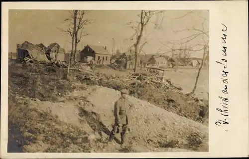 Foto Ak Somme, Hausruinen, Kriegszerstörungen, Soldat, I WK