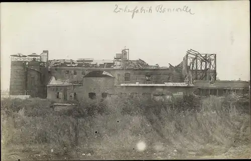 Foto Ak Bonneville Manche, Zerstörte Zuckerfabrik, Kriegszerstörungen, I WK