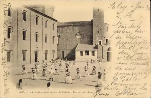 Ak Salon de Provence Bouches du Rhône, Zouaves dans la Cour du Chateau, Exercices de baton