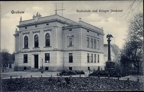 Ak Grabow in Mecklenburg, Realschule, Kriegerdenkmal