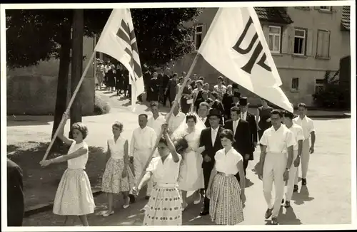 Foto Ak Donzdorf in Baden Württemberg, Personen bei einem Umzug, Frauen mit Fahnen, Hochzeitspaar