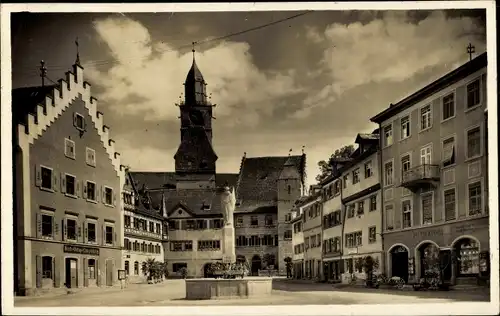 Ak Überlingen am Bodensee, Marktplatz mit Münster, Rathaus, Löwenzunft, Pfennigturm