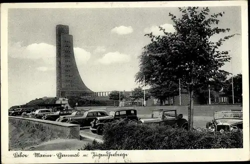 Ak Laboe in Schleswig Holstein, Blick zum Marine Ehrenmal mit Jugendherberge, Autos