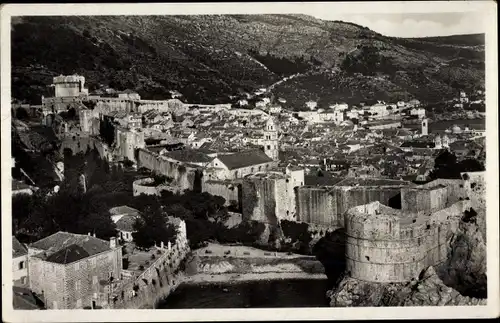 Ak Ragusa Dubrovnik Kroatien, Blick auf den Ort mit Stadtmauer