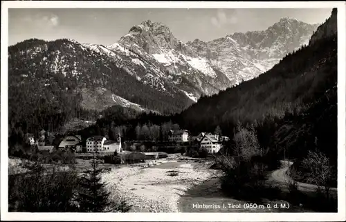 Ak Hinterriss Tirol, Blick auf die Ortschaft zwischen den Bergen