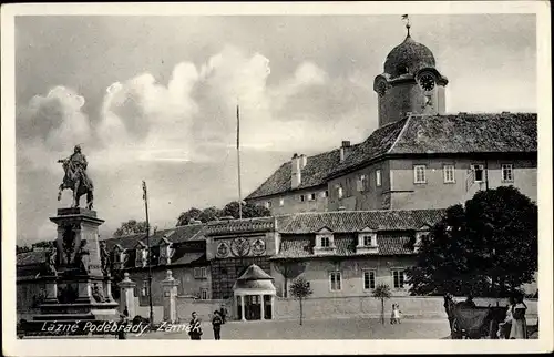 Ak Lázně Poděbrady Bad Podiebrad Region Mittelböhmen, Zamek, Schloss, Reiterstandbild