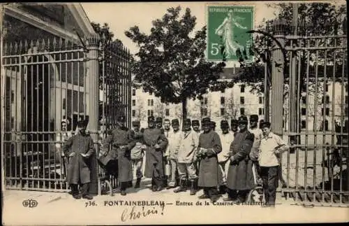 Ak Fontainebleau Seine et Marne, Entree de la Caserne d'Infanterie
