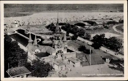 Ak Ostseebad Heringsdorf auf Usedom, Ladenstraße mit Strand