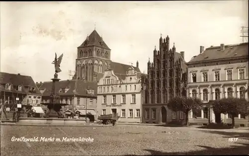 Ak Greifswald in Mecklenburg Vorpommern, Markt mit Marienkirche, Giebelhaus