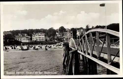 Ak Ostseebad Bansin Heringsdorf auf Usedom, Strand an der Seebrücke