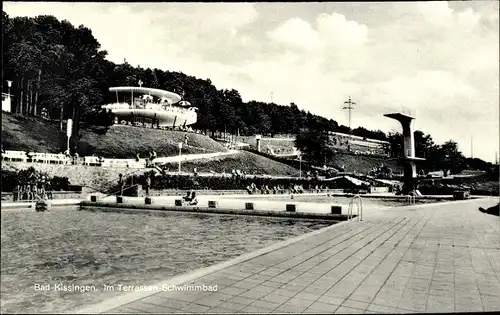 Ak Bad Kissingen Unterfranken Bayern, Partie im Terrassen Schwimmbad, Startblöcke, Sprungtürme