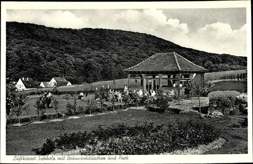 Ak Siekholz Schieder Schwalenberg im Kreis Lippe, Partie am Brunnenhäuschen mit Kurpark