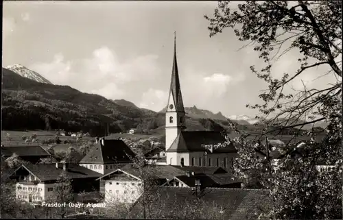 Ak Frasdorf in Oberbayern, Blick zur Kirche