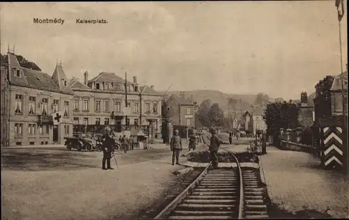 Ak Montmédy Lothringen Meuse, Kaiserplatz, deutsche Soldaten, Feldbahnschienen, I. WK