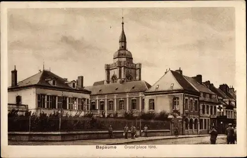 Ak Bapaume Pas de Calais, Grand'Place 1916, deutsche Soldaten, I WK