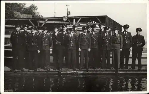 Foto Ak Wasserschutzpolizei 1953, Männer in Uniformen, Gruppenaufnahme, BRD