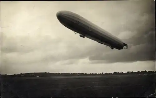 Foto Ak Zeppelin L 3 über einem Landefeld, Marineluftschiff