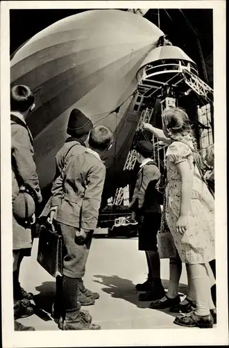 Ak LZ 127 Graf Zeppelin, Starrluftschiff, Blick auf den Bug, Kinder