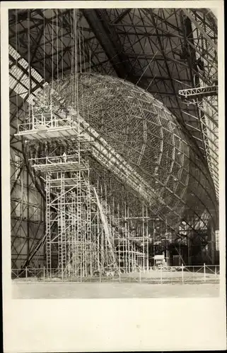 Ak Zeppelin-Luftschiff LZ-129 Hindenburg in Bau, Hangar
