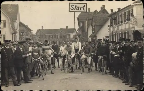 Foto Ak Uhingen an der Fils, Start eines Radrennens, Restauration zur Turnhalle