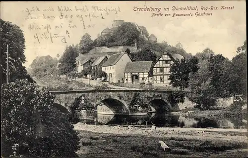 Ak Trendelburg in Nordhessen, Partie vor Baumann's Gasthaus, Burg