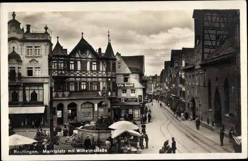 Ak Reutlingen in Württemberg, Marktplatz mit Wilhelmstraße, Brunnen, Uhrmacher Albrecht