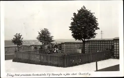 Foto Ak Lány u Rakovníka Mittelböhmen, Grabstätte von Tomáš Garrigue Masaryk und Ehefrau Charlotte