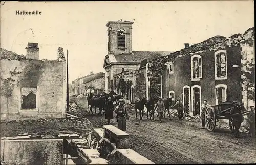 Ak Hattonville Vigneulles lès Hattonchâtel Lothringen Meuse, zerstörte Straßenpartie, dt. Soldaten