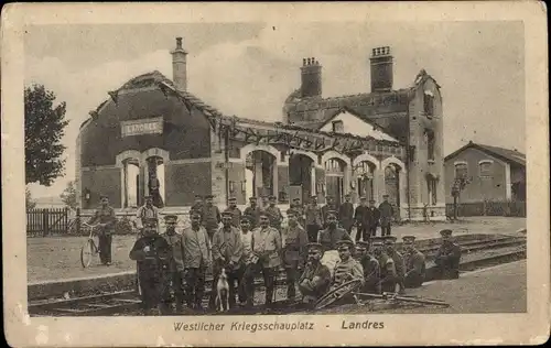 Ak Landres Meurthe et Moselle, Deutsche Soldaten, Bahnhof, Gleisseite